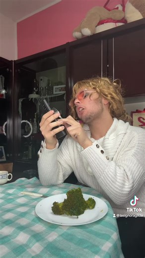 LA SIGNORA GILDA ( ATTO 222) LE MAMME QUANDO UNO SGUARDO VALE PIÙ DI MILLE PAROLE 😂😂😂 Non é così ? 😂 Seguimi anche su instagram e tik tok instagram : diego03_86 Instagram : LA_SIGNORA_GILDA tik tok: @ LA SIGNORA GILDA Youtube: LA SIGNORA GILDA FANPAGE : LA SIGNORA GILDA | La Signora GILDA