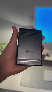 ¡No dejes que un apagón detenga tu productividad! ⚡💻 🔹 Energía de respaldo confiable: Mantén tus equipos operando durante cortes de luz, como cámaras Wi-Fi, módems y más. 📶🔌 🔹 Multisalida versátil: 1 puerto USB (5 Vcc) y 2 de plug invertido (9 y 12 Vcc), con adaptadores para diferentes dispositivos. 🔄📱 🔹 Alta capacidad: Batería de litio de 2200 mAh x 4, con respaldo suficiente para seguir trabajando. 🔋⏳ 🔹 Seguridad garantizada: Protección contra sobrecarga para cuidar tus equipos y el 