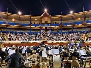 🎶 Concert | Les harmonies bayonnaise et de Cambo-Les-Bains ont donné le la, ce soir, aux Arènes de Bayonne, à la Feria de l'Atlantique dont l'édition 2023 débute officiellement demain. La cinquantaine de musiciens a notamment interprété le "concierto de Aranjuez" (vidéo). #BayonneMaVille | Ville de Bayonne