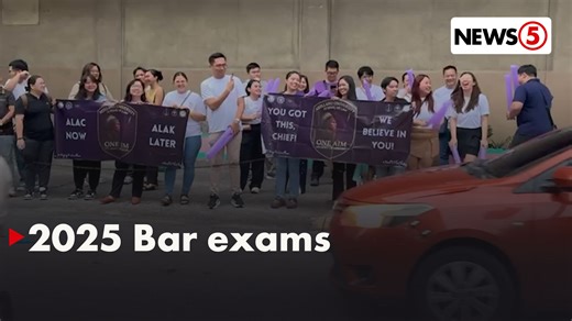 ‘WE BELIEVE IN YOU’ Todo-suporta ang ibinigay ng mga kabataan sa labas ng Manila Adventist College para sa mga kukuha ng Bar Exam ngayong araw. Sa San Beda University naman, buong suporta rin ang ipinakita ng pamilya at kaibigan ng mga examinee. Nanatiling mahigpit ang seguridad sa mga nasabing paaralan ngayong Linggo, Setyembre 14, 2025, huling araw ng 2025 Philippine Bar Examinations. | News5