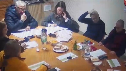 Wara nofsinhar it tajjeb Hbieb. Illum iddecidejt li ntghella il filmat li kien pubbliku tal votazzjoni li saret il gimgha lohra fil laqgha tal kunsill lokali . Hallejt ftit taz zmien biex nara li laffarijiet raqqdu u gie kollhox ghan normal, Pero minhabba certa kummenti u paroli fil vojt min persuni li minghalijhom qed imexxu l kunsill huma fuq il Facebook (li huma wahdiet ) biex jintimidaw qed nuri l filmat ezatt xintqal waqt il laqgha. Dawn Hadd ma jistgha jmeriehom . | Ghall San Gwann Ahjar.