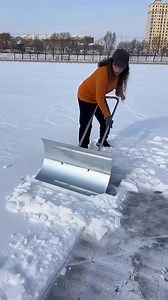 Découvrez une machine révolutionnaire pour éliminer la neige rapidement et efficacement, idéale pour l'hiver. #shorts #neige #machine #hivern #innovations #technique | Le Génie des Facts