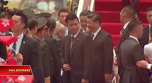 Chủ tịch Trung Quốc Tập Cận Bình bắt đầu chuyến thăm Hồng Kông 3 ngày hôm thứ Năm nhân kỷ niệm 20 năm cựu thuộc địa này được Anh Quốc trao lại cho Trung Quốc. Xem thêm: http://bit.ly/2tuNm36 | VOA Tiếng Việt