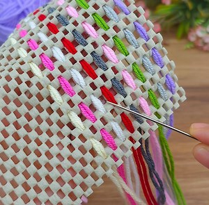 I cut a non-slip mat and made it using piece knitting threads. I got the order. #crochet #knitting | Desing Crochet