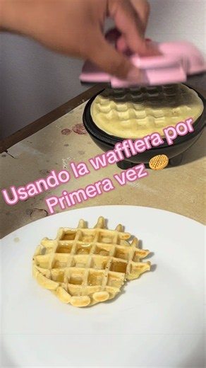 Los waffles son riquísimos y lo mejor de todo es que se pueden hacer de muchos sabores 🧇 estoy pensando en hacerlo con cambur👀🫶🏼 que les pacerlo? #desayunos #waffles #recetas #comida #lonchera