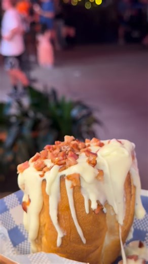 Just in time for Christmas - our Fondue Roll has landed at Slice It … and she’s dripping in cheese. 🧀🔥 A baguette packed to the absolute brim with cheesy béchamel and crispy bacon — like a Christmas fondue you can hold in one hand. Cheese lovers… this is your season. Be careful, it’s going to be messy! 😂🎄😇 📍 Next to the Diner Bar, Eat Street Northshore, 221D MacArthur Ave, Hamilton QLD 🕓 Fri & Sat 4–10pm | Sun 4–9pm 👉 Food fam: @pizzaandpasta_eatst @arancinibros_eatst @bakedandloaded_eat