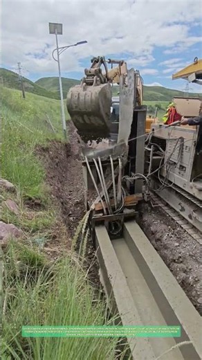 Fondre le béton sur la route : Comment une machine coule des caniveaux en un seul passage