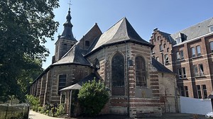 Une toiture parapluie ou un filet de protection sur la basilique Notre-Dame de Basse-Wavre, pour empêcher les infiltrations et les chutes de pierres - RTBF Actus