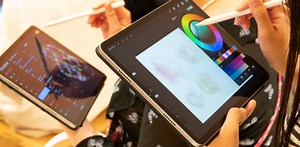 iPadでドレスデザインに挑戦。世界的デザイナーに学ぶワークショップ