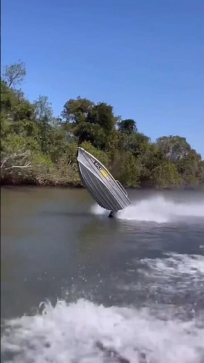 Слабоумие и отвага! - когда купил лодку с мотором))) #shorts