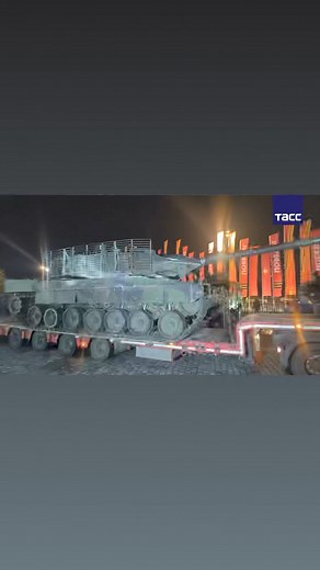 Leopard 2A6 and T-72 Ukrainian Armed Forces arrived on the Russia square in front of the Pobega Museum to participate in the exhibition | Military Updates