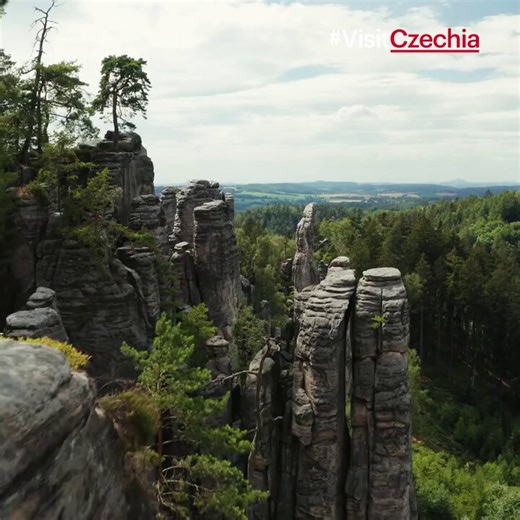 🧗‍♀️ボヘミアン・パラダイスの中でも存在感を放つプラホフ岩群は、高くそびえる岩や狭い通路、絶景の展望スポットが魅力の自然名所。ハイキングやロッククライミングスポットとして人気です。小道から森や丘陵の絶景を堪能できる、自然好きなら一度は訪れたいスポットです🪨#チェコへ行こう
