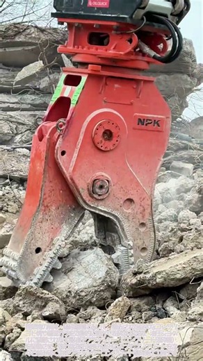 見ているだけで超爽快！頑丈なコンクリートの塊が油圧の力で一瞬にして粉々に粉砕される瞬間 #worker #process #amazing #satisfying #heavyequipment