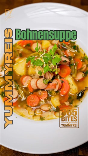 Bohnensuppe wie von der Oma. Herzhaft, ehrlich, macht satt. 🫛 Das ist keine Trendküche. Das ist Wärme im Teller, so wie früher. 👉🏻 Für mehr Rezepte folgen. Rezept | 365 Bites P. 19 ⬇️ Zutaten: 400 g Bohnen 600 ml Gemüsefond 1 Gemüsezwiebel 2 Karotten ¼ Sellerie 100 g Speck 100 ml Weißwein Kartoffeln 2 Paar Wienerle Kräuter nach Wahl Zubereitung: Zwiebel und Speck fein schneiden, Gemüse vorbereiten. Zwiebel in Butter anschwitzen, Speck zugeben. Karotten und Sellerie mit anschwitzen. Mit Weißwe