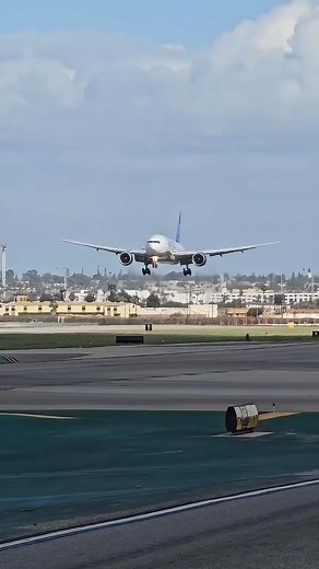 United Airlines Boeing 777 landing 🛬 at LAX Airport ✨ #united #unitedairlines #lax | Flight Aviation Lovers