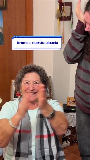 Reacción divertida de mi abuela al abrir sus regalos