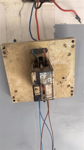 montre un ancien disjoncteur ou interrupteur général, souvent utilisé dans les installations électriques pour protéger les circuits contre les surcharges et les courts-circuits. @super fans. électriqueAbdo #électricien #trading. #électricité | Electrical Professional