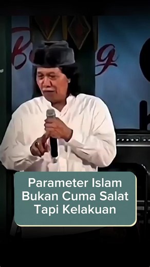 Parameter Islam Bukan Cuma Salat, Tapi Kelakuan Kata Cak Nun, salat itu ibarat kompor, wajan, dan minyaknya. Itu urusanmu pribadi dengan Gusti Allah. Tapi hasil masakanmu, yaitu perilakumu ke sesama, itulah yang dinikmati orang lain. #CakNun #SinauBareng