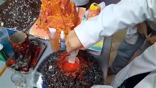 Séance pédagogique sur les volcans avec nos élèves de 2ᵉ année collège. Maquettes, observations et présentation interactive sur grand écran. Une immersion scientifique pour mieux comprendre les phénomènes volcaniques. | Groupe Scolaire HANI | Facebook