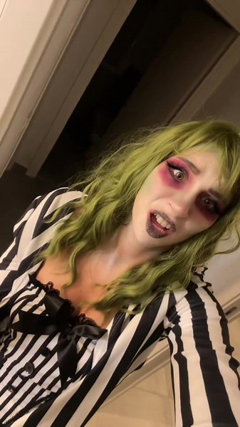 #beetlejuice #halloween #halloweencostume #halloweenmakeup