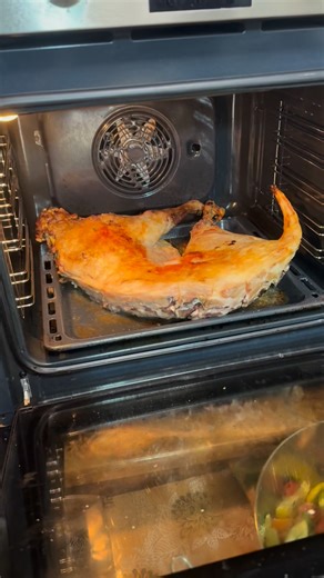 Eu cu Iacob n-am vrut nimic decât creveți în meniul de revelion ! Un an nou fericit vă urez tuturor ! | Iacob Icb