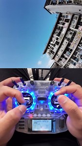 🤯My brain could not keep up. For a second, I thought for sure that he was flying upside down. 💥 📸: @ edwin.hac 🎮: Boxer Radio Transparent Version Find out more👉: linktr.ee/radiomasterrc #radiomaster #boxerradio #radiomasterboxer #fpvradiomaster #FPV | RadioMaster Rc