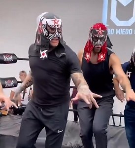 Penta teaching fans how to do his iconic walk out | Adrian "HeavyWeight" Hernandez
