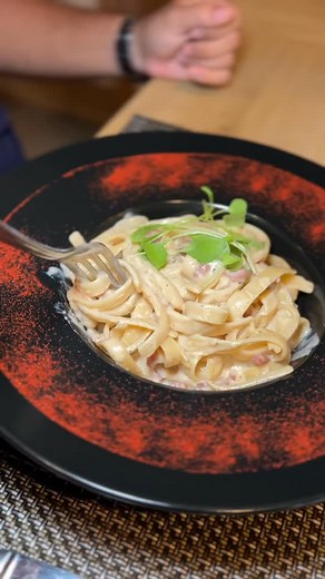 Nuestro Fettuccine Strega✨ preparándose en la horma de Queso Grana Padano es de esos momentos que no se olvidan: cremoso, fresco y preparado justo frente a tus ojos. 🤩🍝 Regálate este gusto #stregalovers 💛y ven a vivir la experiencia completa en: 📍Bella Vista y 📍 Costa del este desde las 12 del mediodía. ¿Con quién vas a venir? 🫰🏻🪄 #quecomerpanama #lastregapanama #musicaenvivo #restauranteitaliano #fetuccini #ciudaddepanama #foodiepty | La Strega Panama