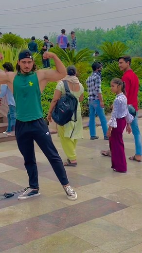 Azar Ajju | Girls reaction 🤫 #azarfitness #trending reel #trending song #fitnessmodel 🤭 #azarfitness # # | Instagram