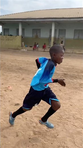 🏃‍♂️ Shuttle run challenge! From end to start – watch him crush it ⚽