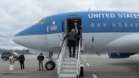 🧭 外されたはずのファン氏が中国行きのAir Force Oneに乗った | 史上最高値5.4兆ドルで中国再開を先取りした市場 $NVDA「招待されていない」。当初そう報じられてから数時間で、話は一変した。トランプ大統領がジェンスン・ファンCEOに直接電話をかけ、同行を求めた。ファン氏はアラスカへ飛び、Air Force Oneに乗り込んだ。同日、NVIDIA $NVDA が史上最高値を更新し、時価総額は5.4兆ドルに達した。今回の訪中は、12名を超えるアメリカのテック幹部を伴う大型代表団だ。習近平との首脳会談は木曜・金曜に予定されており、貿易と技術、AIインフラの議論が中心に置かれる。ファン氏が「土壇場の追加」として名を連ねた事実は、チップ輸出規制そのものが交渉の俎上に載っていることを示唆している。招待しなかった人物を大統領が自ら呼び直す、その動きの重さは、交渉上の優先度を語っている。背景には、段階的な政策転換がある。米商務省は今年に入り、H200の対中輸出ライセンスをケースバイケース審査に転換した。一定のセキュリティ要件と第三者によるパフォーマンス検証を条件にする方式だ。NVID
