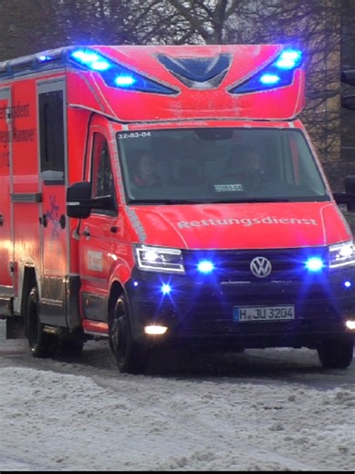 Hier zu sehen: Das NEF mit dem nagelneuen RTW 4 der Johanniter RW Langenhagen auf Einsatzfahrt zur MHH. #hannover #schnee #neufahrzeug #fyp #Pressluft @Blaulichtfilmer_Flensburg📸 @BOS Nordbayern @Blaulicht.Fotograf_Berlin @Einsatzfahrten_Hameln.Pyrmont @Einsatzfahrten_Thüringen @Einsatzfahrten_Sachsen