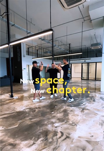 Many of you asked to see our new office, so here’s a glimpse. Like a good tiny house, this space does more with less. One floor, one team, and a setup that keeps things practical and connected without the extra noise. #bigtinyteam