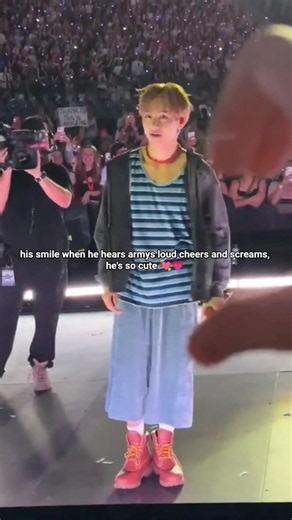 Taehyung making hand heart with Army 💜 #shorts #bts #kimtaehyung #taehyung #v #army