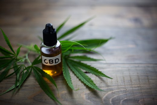 Huile de CBD : c'est quoi, bienfaits, comment l'utiliser ?