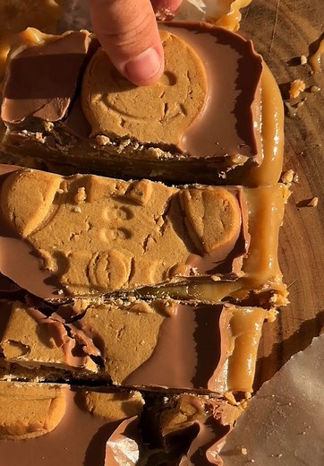 Gingerbread caramel slice 😮‍💨🎅🎄 A perfect Christmas dessert OR if you have random crushed/broken gingerbread leftovers! To make: Biscuit layer: 1 packet of digestive biscuits 2 handfuls of gingerbread 125g butter, melted caramel: 125g butter 1/2 cup brown sugar 395g (I can) condensed milk Chocolate layer: 1 block chocolate 1 tbsp coconut oil Ginger bread, to decorate To make: Combine biscuits, ginger bread and melted butter to form the base. Press into a lined pan (I used two containers) and