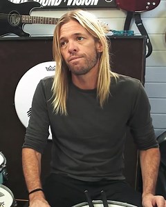 Taylor Hawkins had a massive rock memorabilia collection and loved to nerd out about drums with other drummers. He was never too humble to talk about how much he looked up to his favorite drummers, either. Just listen to Geddy Lee talk about how giddy he was to play with Neil Peart at Rush's induction to the rock & roll hall of fame. Do you collect any kind of music memorabilia? If so, what’s your most prized possession? 💬 Watch the full tribute video here: https://youtu.be/rTw_R1EOajQ | Drumeo
