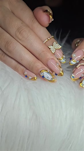 ✨ Uñas de lujo que gritan elegancia ✨ Base nude rosada con detalles dorados, perlas, cristales y efecto joya que elevan cualquier look 💎👑 Diseño sofisticado, femenino y 100% glam para quienes aman brillar sin decir una palabra ✨💅 ¿Te atreves a llevarlas? 😍🔥UñasDeLujo #NailsArt #LuxuryNails #UñasElegantes #NailDesign #GlamNails ✨💅