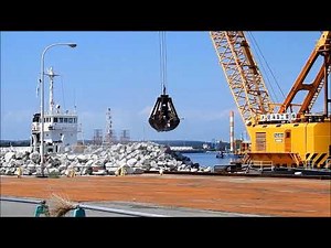 大型クレーン・グラブ・砕岩兼用船 大八号 砕石積み込み作業