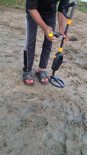 Beach treasure hunting 🪙#metaldetecting