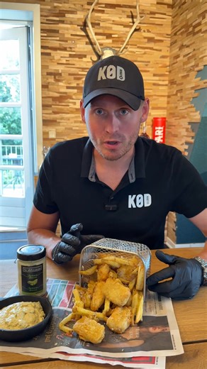 Fish”N”Chips menu for 4 KUN 100,- 🤩🤩🤩🤩 SKRIV JA TAK 👍 🔥Klar på KUN 30 minutter 🔥Kan laves I ovn eller Airfryer 🔥Hele stykker fisk Prøv en sprød lækker tempura indbagt sejfilet med knasende sprøde Triple cooked pommes i andefedt 🤤 Eneste du selv skal tilføje er en dyppelse som tartar sauce, remulade eller hvad du har lyst til. Velbekomme 😋 og god weekend Jonas. | Kødriget.dk