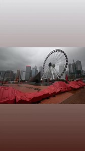 HONG KONG (TRUNG QUỐC) GỒNG MÌNH CHỐNG ĐỠ BÃO WIPHA Tại Hong Kong, cơn bão Wipha đã khiến Đài Thiên văn Hong Kong nâng mức cảnh báo bão lên cấp 10, mức cao nhất, vào lúc 9h20 sáng 20/7 (giờ địa phương). Với sức gió duy trì tối đa khoảng 140 km/h, bão gây ra mưa lớn, dẫn đến ngập lụt tại nhiều khu vực và làm đổ hàng loạt cây xanh, sập giàn giáo ở một số công trường xây dựng. Hệ thống giao thông công cộng của Hong Kong gần như tê liệt. Ước tính khoảng 400 chuyến bay đã bị ảnh hưởng trực tiếp trong