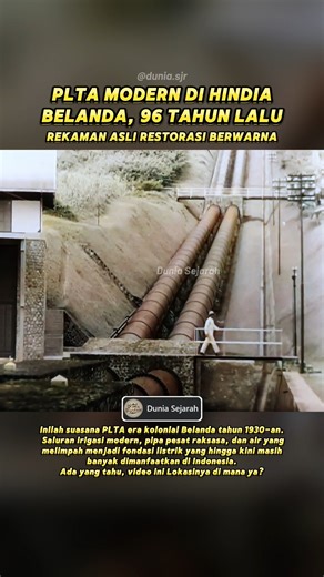 Aktivitas sebuah Pembangkit Listrik Tenaga Air (PLTA) di Hindia Belanda pada dekade 1930-an. Terlihat sistem saluran irigasi dan bangunan air yang dirancang secara profesional, dengan struktur beton kokoh, pintu air presisi, serta kolam pengendali aliran. Infrastruktur ini menunjukkan bagaimana teknologi hidrolik modern sudah diterapkan secara serius sejak masa kolonial. Pipa pesat berukuran raksasa menjadi elemen utama dalam sistem ini. Air dialirkan dari ketinggian dengan tekanan tinggi menuju