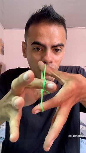 4.5K views · 107 reactions | Truco de magia con banda elástica #tutorialdemagia | SEGAL Magia | Facebook