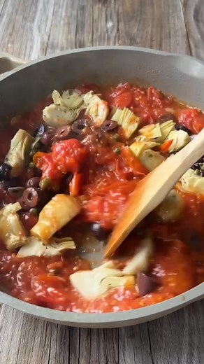 This Mediterranean pasta is bursting with flavor from olives, artichokes, and a rich cherry tomato sauce. 🍅 Ready in just 30 minutes, it’s tossed with garlic and olive oil for a creamy, delicious meal that’s perfect for any night of the week! #MediterraneanPasta #EasyDinner #pastarecipe Check the recipe here: https://www.unicornsinthekitchen.com/mediterranean-pasta-recipe/ | Unicorns in the Kitchen