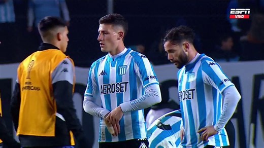 Tagliamonte; Mura, Nery, Insúa, Mena; Jony Gomez, Miranda, Alcaraz; Chancalay, Correa y Cardona. Entraron Pillud, Garré y Fabricio Dominguez. Mirá ese dolor de ojos. El ojete de Blanco que se lo recuerda como si hubiera tenido un super plantel todos los años.