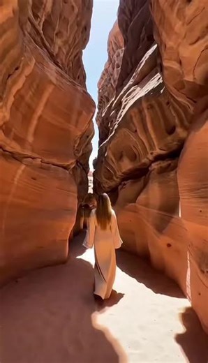 这就是传说中的“阿里巴巴与四十大盗”的藏宝地💓约旦🇯🇴佩特拉古城🌞穿过1.5公里的玫瑰色峡谷，看到它的那一刻，真的被震撼到失语。这不只是一座石头城，这是两千年前留下的奇迹#约旦旅行#约旦旅游#约旦旅行#佩特拉古城