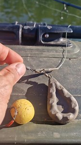 Gute Rigs müssen nicht kompliziert sein, sondern gut fassen. Mit großen Ködern, die Gewicht mitbringen, klappt das logischerweise besser als mit kleinen leichten. Mein Rig ist für Jedermann geeignet und für fast jedes Gewässer. Einfach aber effektiv! Viele Grüße aus Frankreich 🇬🇧 Good rigs don't have to be complicated, they just have to hold well. Logically, this works better with large baits that have weight than with small, light ones. My rig is suitable for everyone and for almost every bod