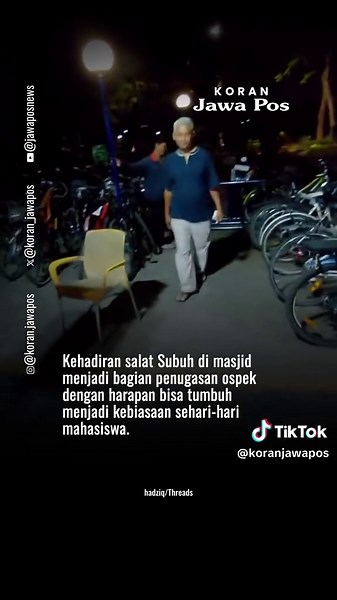 ITS = Institut Teknologi Surabaya ❌ ITS = Institut Teknologi Sepuluh Nopember ✅ ITS = Institut TANGI SUBUH ✅✅ Pemandangan berbeda terlihat di Masjid Manarul Ilmi ITS. Sejak sebelum azan Subuh, sepeda, sandal jepit, sarung, hingga hoodie mahasiswa baru sudah memenuhi area masjid. Kehadiran salat Subuh menjadi bagian dari penugasan ospek, dengan harapan kebiasaan itu tidak berhenti saat masa orientasi selesai. “ITS = Institut TANGI SUBUH,” tulis warga Threads Hadziq Fabroyir. Kegiatan tersebut men