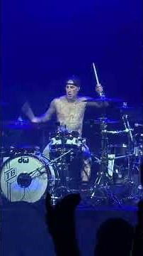 Travis Barker Epic Drum Solo – Blink-182 Roller Coaster | Missionary Impossible Tour 2025 🎶🥁
